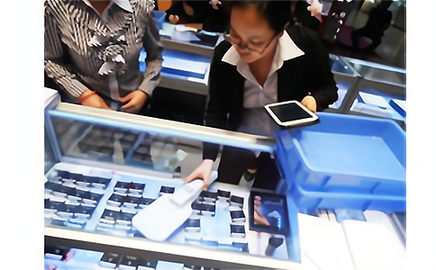 RFID超高頻盤點儀應(yīng)用于智慧門店珠寶管理